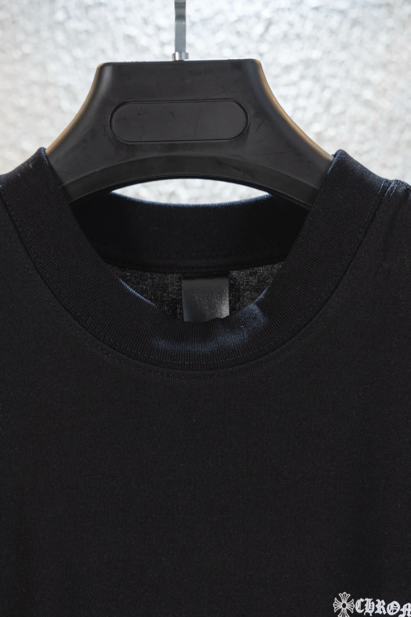 🅿️190 style number k8053 CH Kejia Sanskrit cross heavy industry foam printed T-shirt! Every one of Crow's products is really unique. Every piece has a back view. This leather label design is really cool. The leather label and silver jewelry design make the whole dress the icing on the cake. The texture of the whole short-sleeved piece is really amazing. It is made of 260g pure cotton fabric! 100% authentic to the official version, with all the details. All cuffs, shoulder seams, armholes, and necklines are all double-needle crimping. This is the rigorous craftsmanship that big brands should have. Details determine quality. The original washed tag packaging is full of style! The whole piece adopts three-needle and five-thread technology (neckline-shoulder seam-sleeve seam-double-pressed thread, which looks more three-dimensional and textured) and has the same craftsmanship as the original original, with a classic version, small dropped shoulders, and a micro silhouette! Color: Black White Size: XS-L
